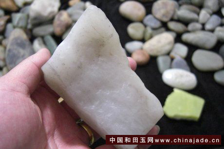 這個是石英，常會冒充戈壁白玉