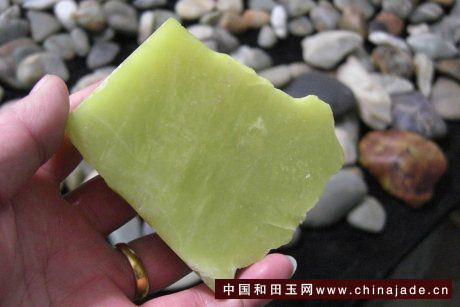 這個是岫玉，會冒充黃玉山料