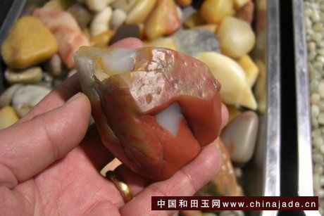這個是戈壁彩石，成份是石英，常會冒充戈壁玉