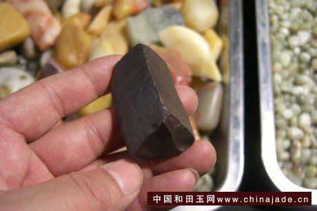 這個是戈壁彩石，成份是石英，常會冒充戈壁玉