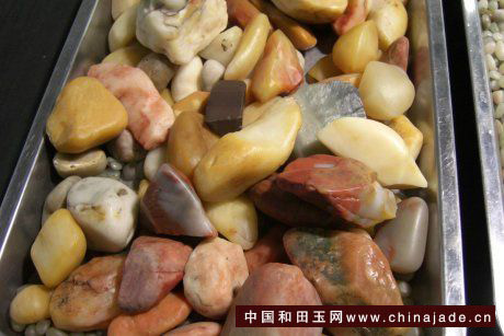 這個是戈壁彩石，成份是石英，常會冒充戈壁玉
