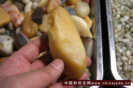 這個是戈壁彩石，成份是石英，常會冒充戈壁玉