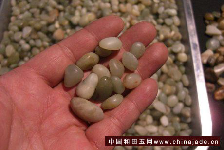 滾筒料，通常是山料磨出來的，也會冒充籽料/子料