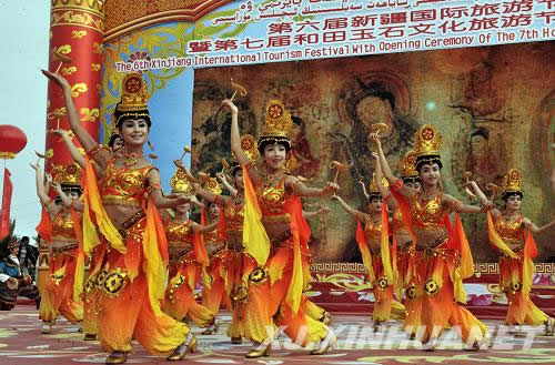 新疆和田歌舞團在國際旅游節表演大型歌舞《萬方樂奏》