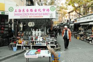 文革“文物”比比皆是的上海東臺路古玩市場。