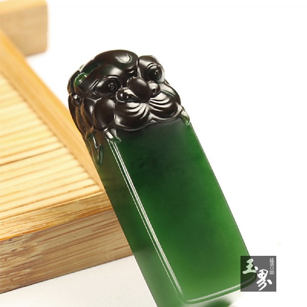 碧玉巧雕把玩章-守護 