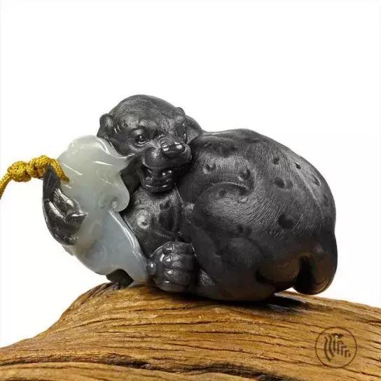 馮鈐：和田玉墨玉青花的黑白水墨巧色創作淺談