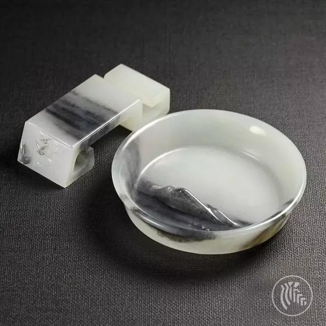 馮鈐：和田玉墨玉青花的黑白水墨巧色創作淺談
