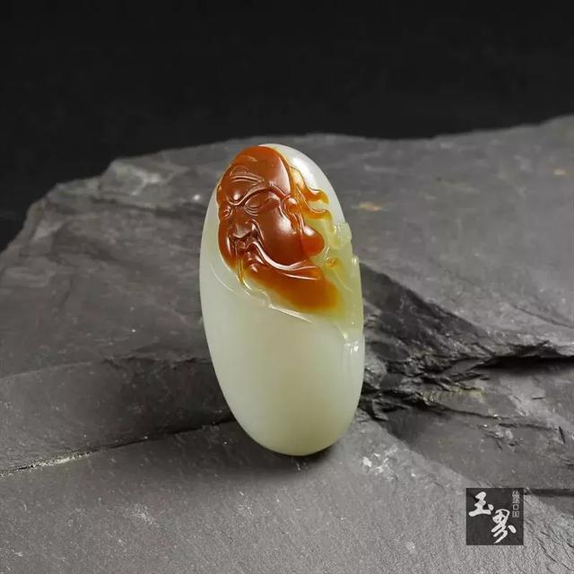 青白玉子料掛件-關公