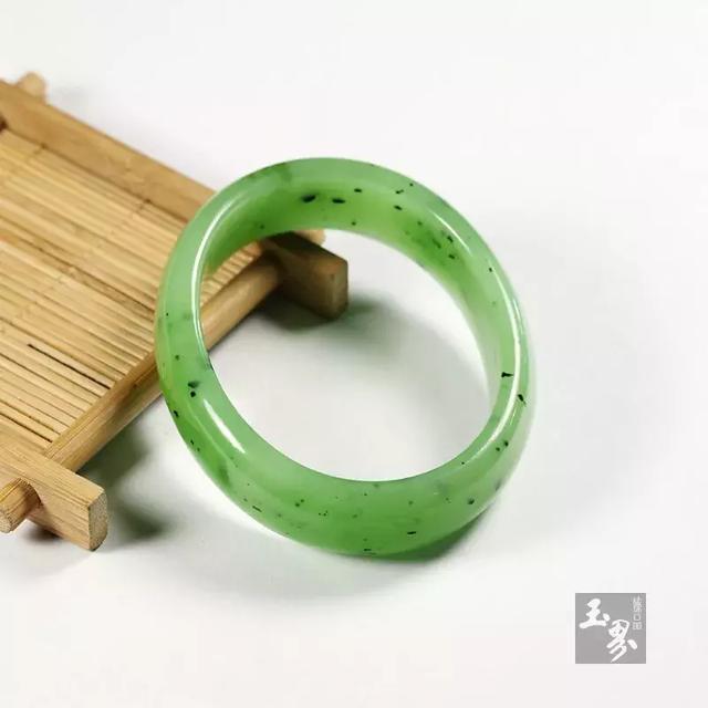 蘋果綠，一種經常被混淆的鴨蛋青